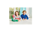 Zwei lachende Kinder spielen ein Brettspiel mit einer fleischfressenden Pflanze und Figuren.