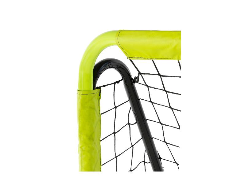 Detail eines tragbaren Fußballtors mit schwarzem Netz und neongrünem Rahmen.