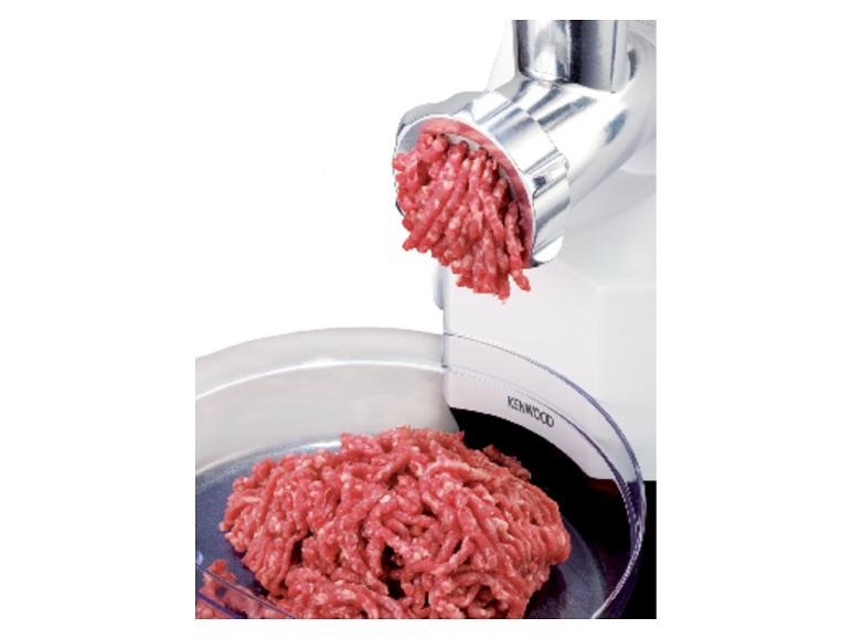 Kenwood Fleischwolf, der Hackfleisch in eine Schüssel mahlt.