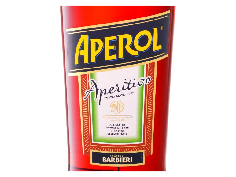 Flasche roter Aperitif mit dem Text „Aperitivo Poco Alcolico“ und „Ricetta Originale Del 1919“.