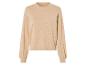 Beigefarbener Pullover mit goldenen Nieten.