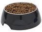 Eine schwarze Futterschüssel mit Trockenfutter für Hunde