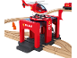 Feuerwehr-Spielset mit rotem Hubschrauber, Zug und Holzschienen.