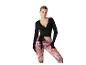Frau in schwarzem Wickeloberteil und pinker gemusterter Leggings
