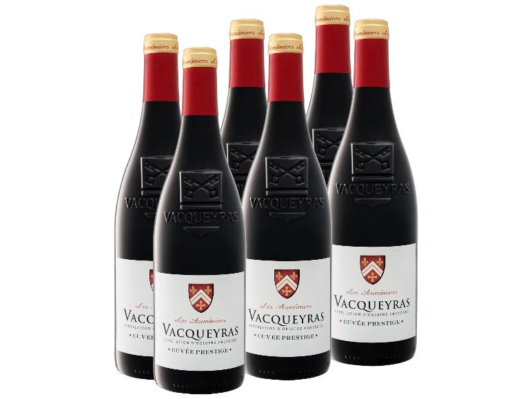 Sechs Flaschen Vacqueyras Rotwein mit weißen Etiketten und roten Kapseln.