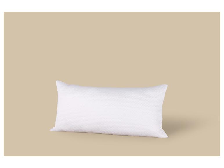 Strukturiertes weißes Kissen auf beigem Hintergrund.