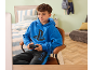 Junge im blauen Kapuzenpullover und Jogginghose spielt Konsole in seinem Zimmer.