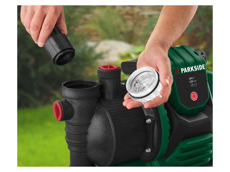 Mann montiert eine Gartenwasserpumpe und setzt einen transparenten Deckel auf.