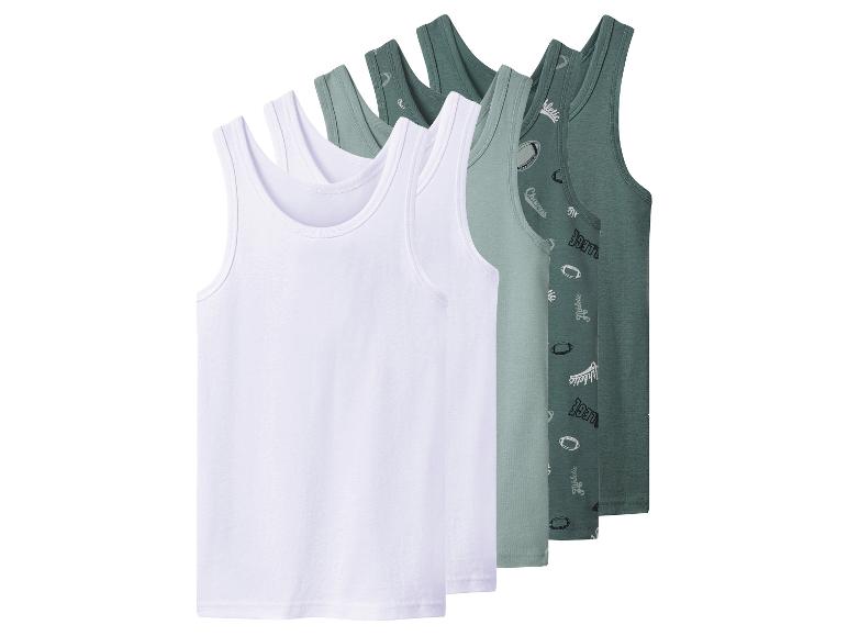 Sechs Tanktops in Weiß, Grün und Dunkelgrün mit Sportthema.