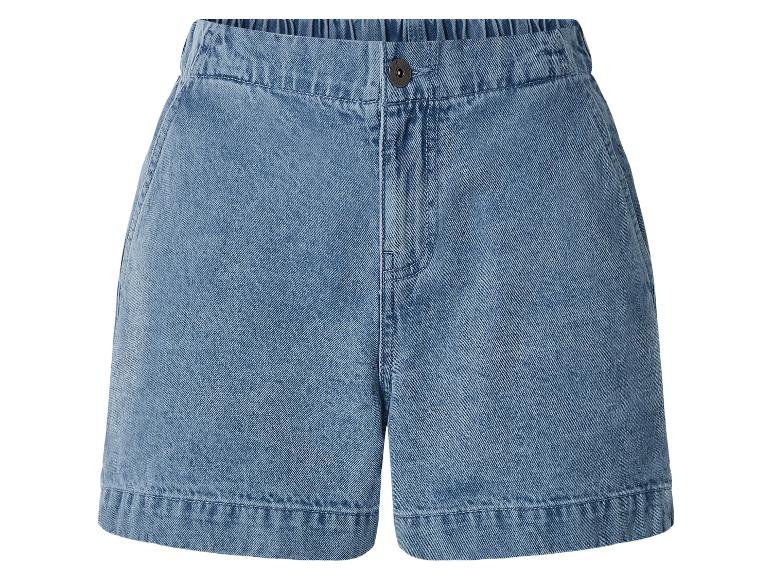 Hellblaue Jeans-Shorts mit elastischem Bund und Knopf.