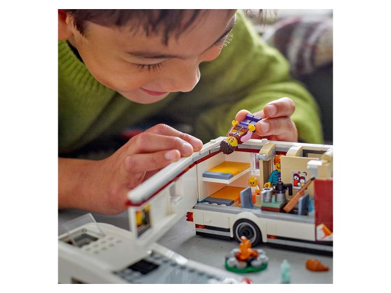 Kind spielt mit einem LEGO Friends Wohnmobil-Spielzeug