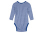 Ein gestreiftes Baby-Body mit langen Ärmeln.
