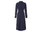 Langes dunkelblaues Kleid mit Gürtel.