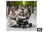 BABYGO GO Twiche Geschwisterwagen mit einer Mutter und zwei Kleinkindern auf einem Weg [KI-generiertes Bild]