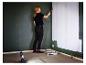 Frau streicht Wand mit Rolle, beleuchtet von einer LIVARNO® Arbeitsleuchte.
