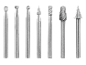 Set aus verschiedenen Metallfräsern zum Gravieren und Schleifen auf schwarzem Hintergrund.