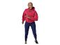 Frau in rotem Hoodie und dunkelblauen Leggings, lächelnd und aktiv.