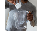 Mann setzt Wasserfilter in eine transparente Kanne ein.