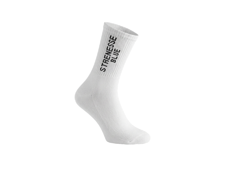 Weißer Sportsocke mit schwarzem Schriftzug auf schwarzem Hintergrund.