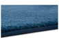 Blauer Teppich mit dunkelblauem Rand.