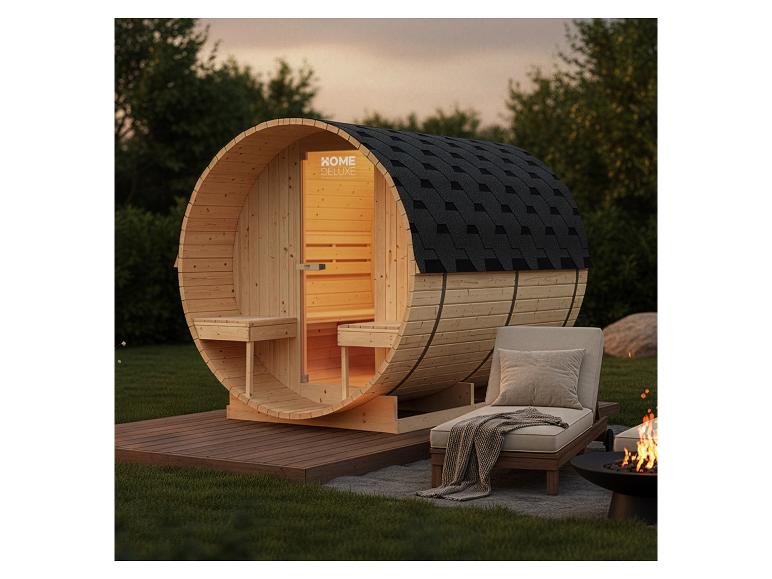 Fasssauna mit HOME DELUXE-Logo, Liegestuhl und Feuerstelle in einem Garten.