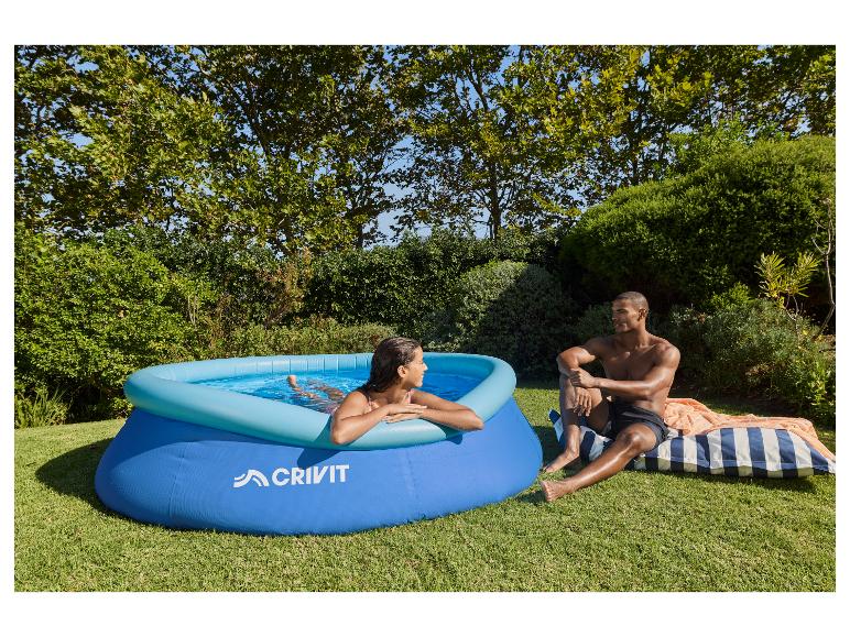 Paar entspannt am aufblasbaren Pool im Garten.