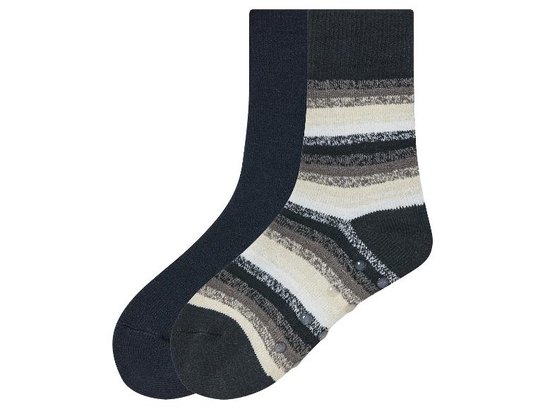 Zwei Paar Socken, eines schwarz, eines gestreift.