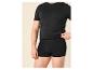 Mann in schwarzem T-Shirt und schwarzen Boxershorts.