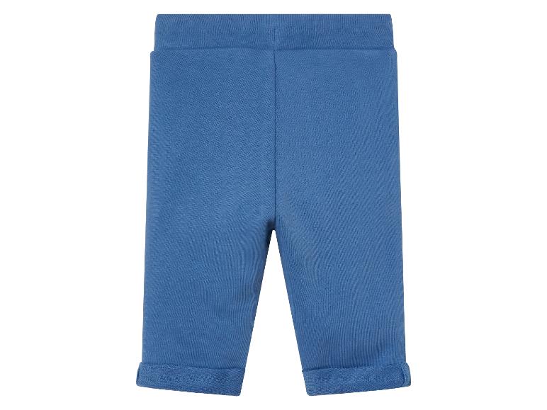 Blaue Hose mit umgeschlagenen Hosenbeinen