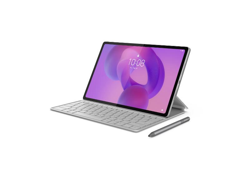 Tablet mit Tastatur und Digitalstift auf weißem Hintergrund, zeigt die Uhrzeit an.