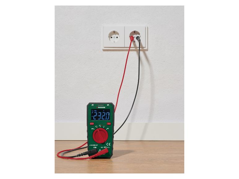Digitales Multimeter misst 232,0 V an einer Steckdose.