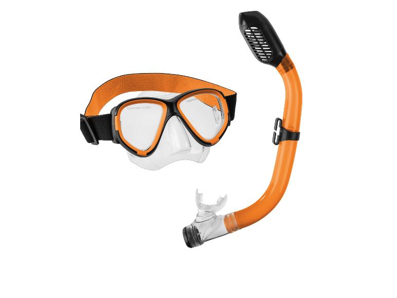 Orange Tauchmaske und Schnorchel auf weißem Hintergrund.