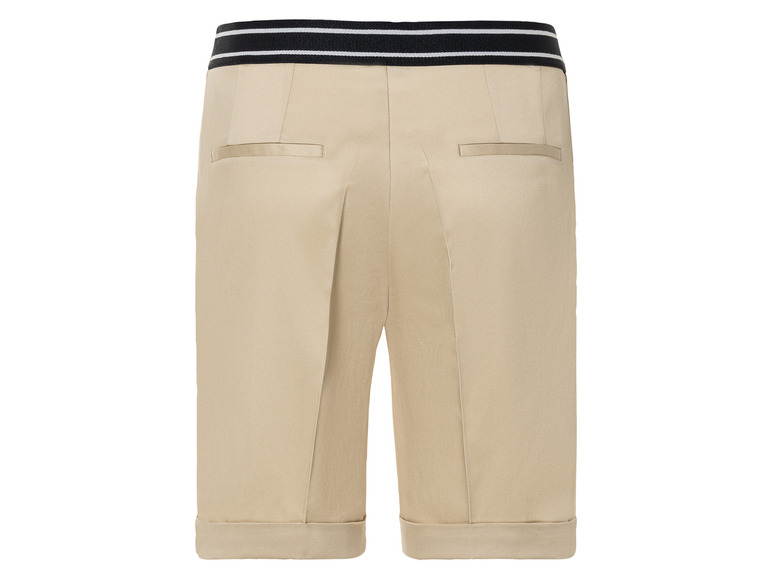 Beige Shorts mit schwarzem Gürtel