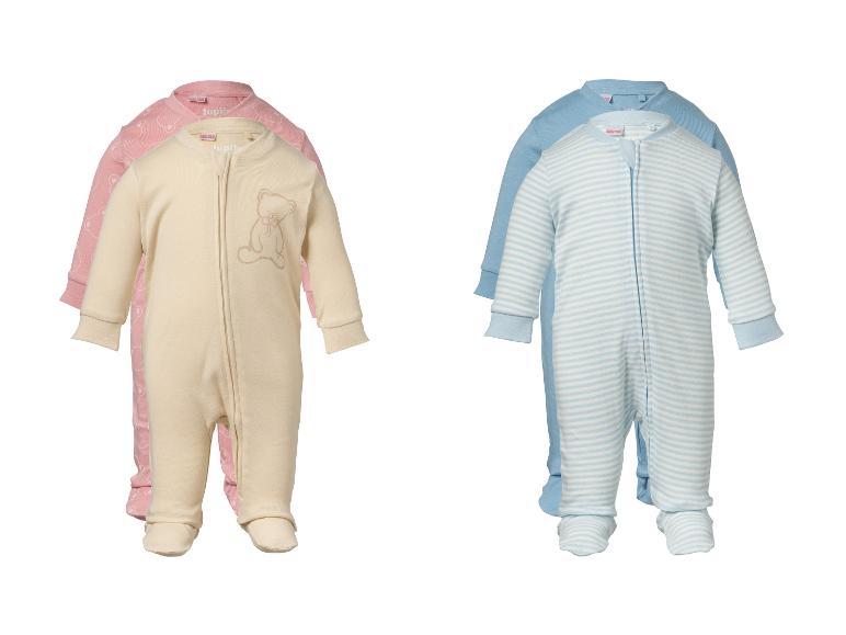 Baby-Schlafanzüge aus Bio-Baumwolle: ein rosa Set mit Bären und ein gestreiftes blaues Set.