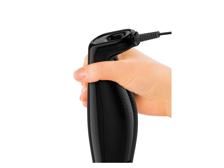 Eine Hand hält einen schwarzen Stabmixer vor weißem Hintergrund.