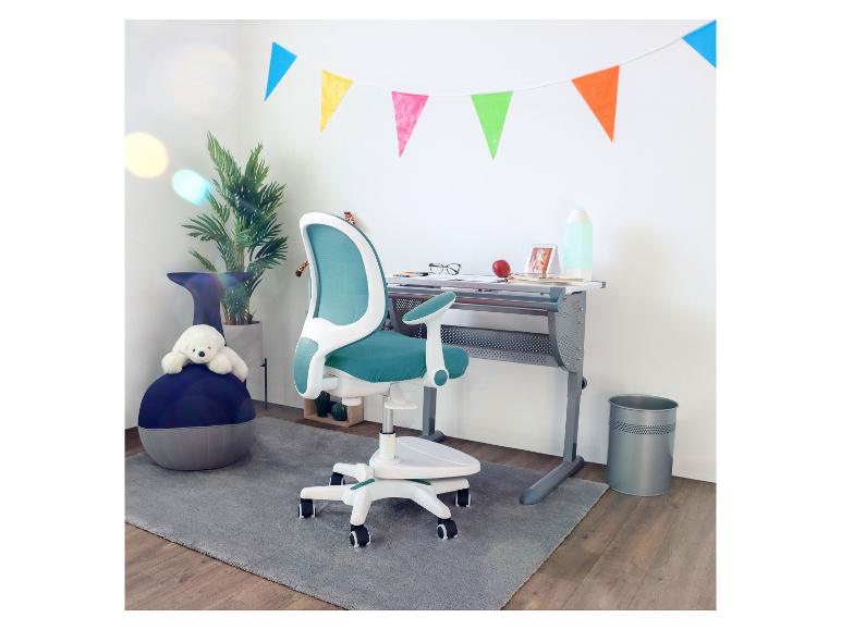 Ergonomischer Kinder-Bürostuhl in einem Zimmer mit Schreibtisch und Dekorationen.