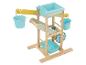 Hölzerner Wassertisch zum Spielen mit blauen Eimern und Rutsche