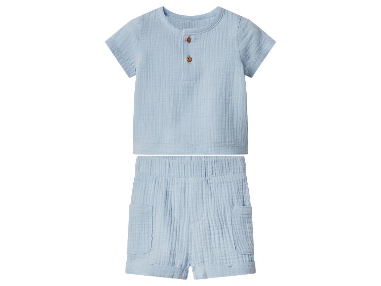 Blaues Baby-Set mit Kurzarmhemd und Shorts mit Taschen.