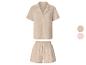 Damen-Pyjama-Set mit Kurzarmhemd und Shorts in Beige und Rosa.