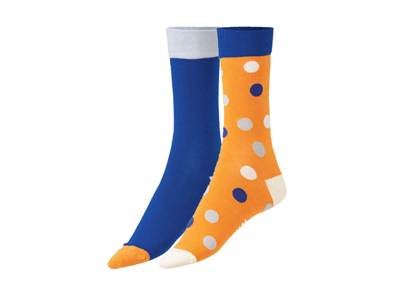 Zwei Paar Socken: eines mit blauen Punkten und eines unifarben blau.