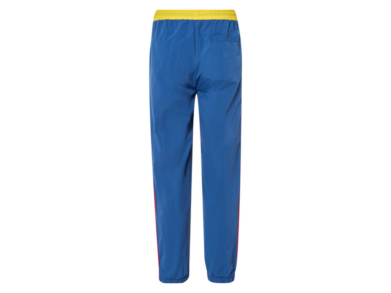 Blaue Jogginghose mit gelbem Bund und roten Streifen.