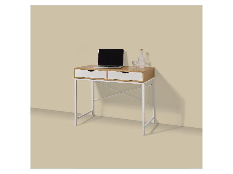 Holzschreibtisch mit weißen Schubladen, einem Laptop und einer Wasserflasche mit Glas.