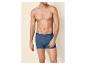 Oberkörperfreier Mann in blauen Baumwoll-Boxershorts.