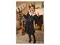 Mädchen im Halloween-Kinderkostüm mit Haarreif posiert in einem Zimmer.