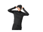 Mann in schwarzem Thermoshirt, Mütze und Skibrille.