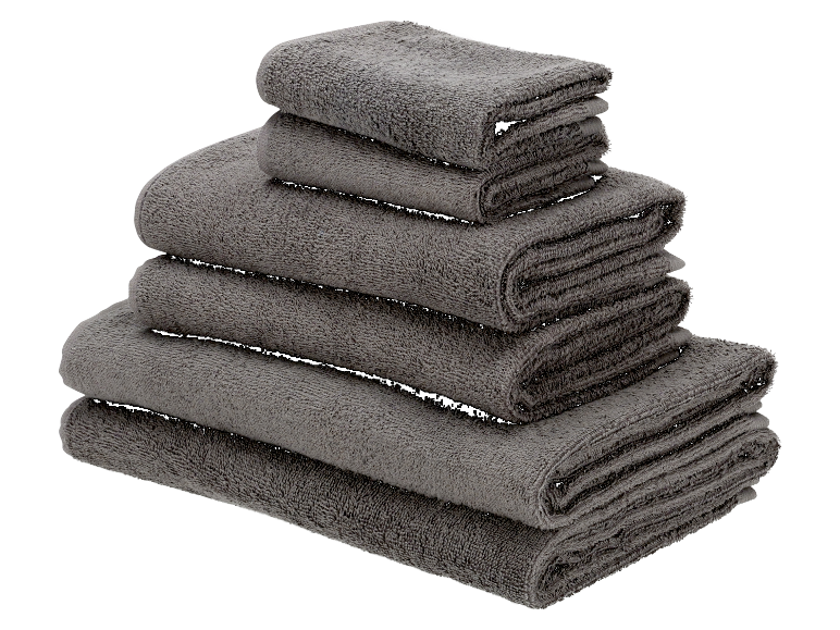 Stapel graue Handtücher.