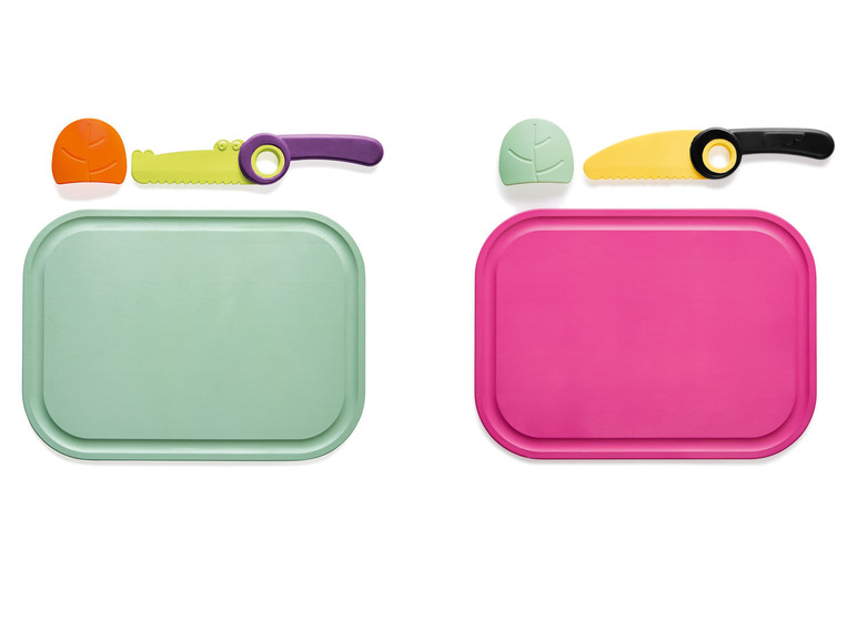 Zwei Schneidebretter mit kindersicheren Messern.