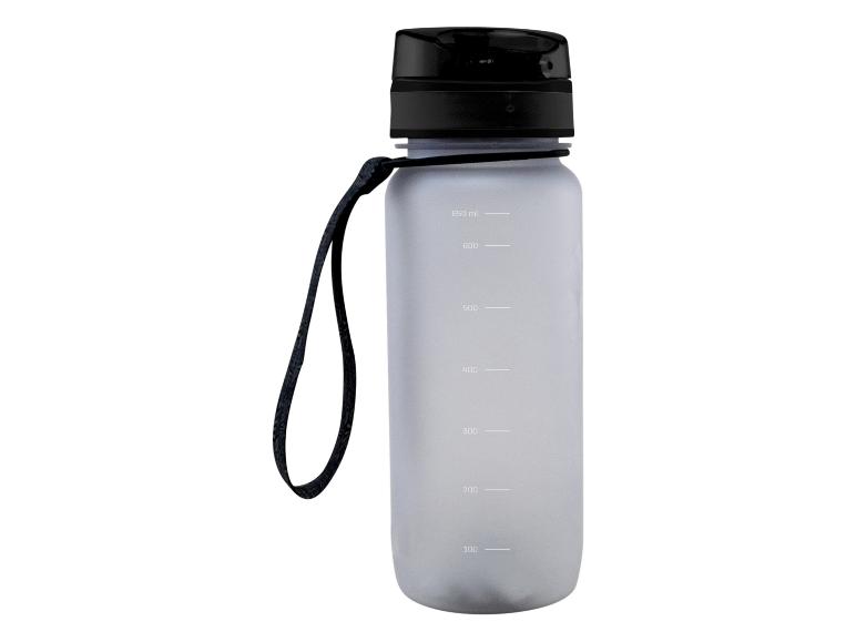 Transparente Wasserflasche mit schwarzem Deckel und Messskala, mit schwarzem Band.