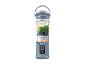 Tragbarer Mixer mit Obst, Spinat und Eis, bereit zum Mixen.