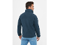 Mann von hinten, trägt eine dunkelblaue Fleecejacke mit Stehkragen und Jeans.